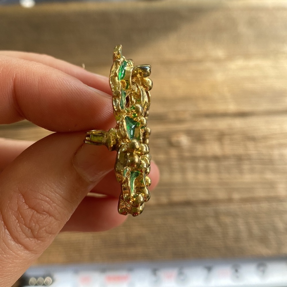 VINTAGE GOLD TONE BOW GREEN ENAMEL LEAF WREATH BROOCH PIN CHRISTMAS HOLIDAY - Picture 4 of 4
